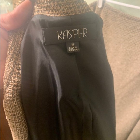 Women’s suit - Picture 3 of 5